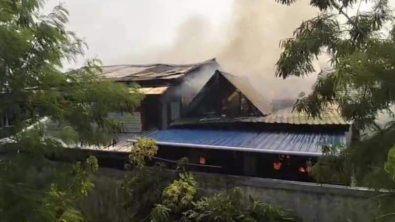 Kobaran api membakar satu rumah di RT 42, Kelurahan Gunung Sari Ilir, Kecamatan Balikpapan, Selasa (18/8/2026). (Foto: Grup Info Bencana)