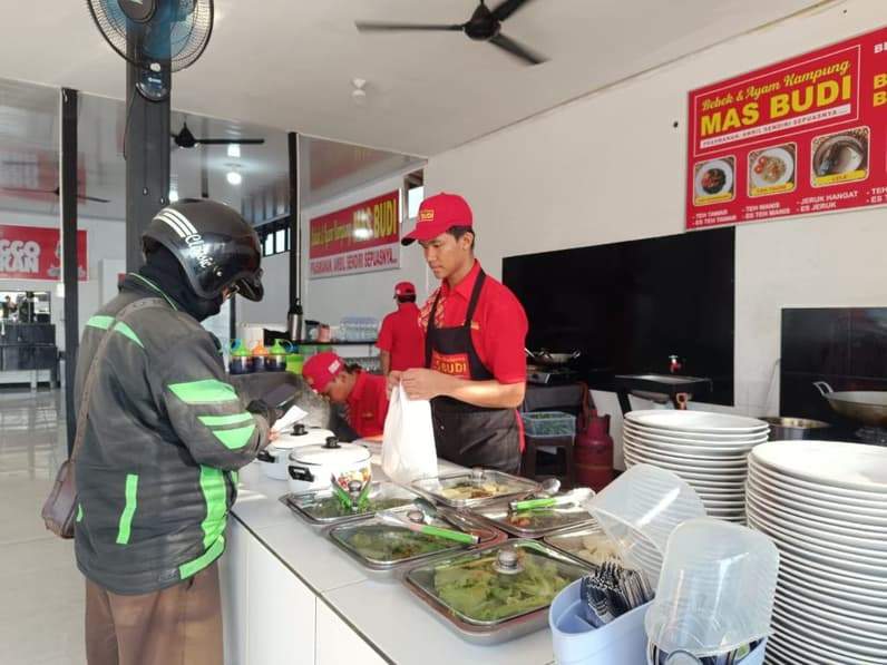 Ojek online mengambil pesanan pelanggan di rumah makan Bebek & Ayam Kampung Mas Budi, Jalan Soekarna Hatta KM 5 Balikpapan Utara, Sabtu (18/7/2026). (Foto: Achmad Fadillah/Pusaranmedia.com)