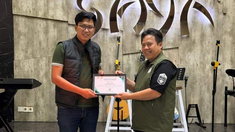Kepala Balai TNKM Seno Pramudito saat menyerahkan sertifikat kepada pusaranmedia.com (Foto: TNKM)