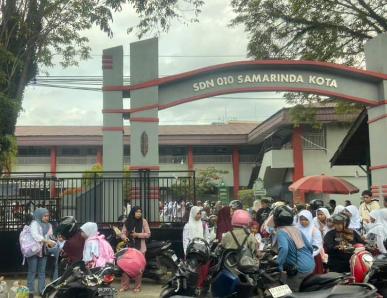 Aktivitas antar jemput anak di SDN 010 Samarinda Kota. (Foto: Tri/Pusaranmedia.com)