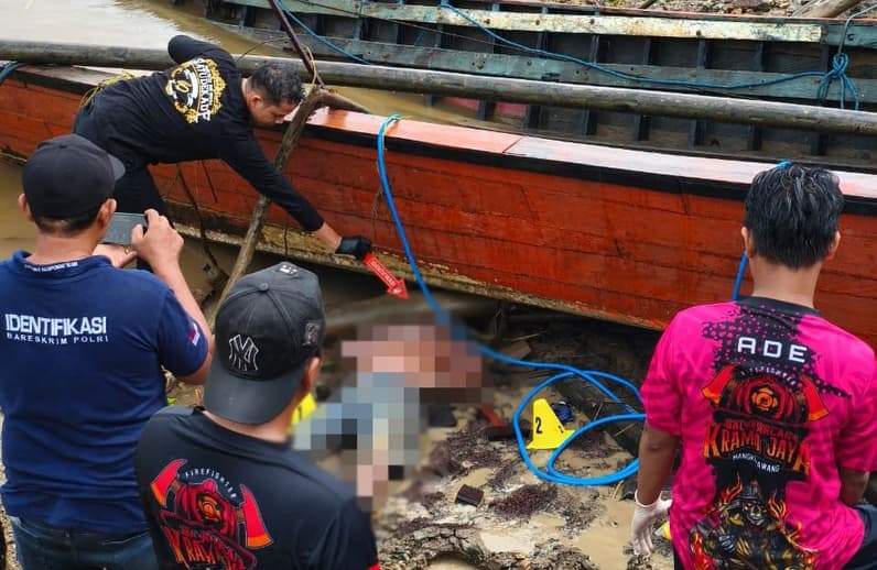 Seorang pria ditemukan meninggal dunia di kawasan pinggir Sungai Mahakam, tepatnya di area dok kapal di Jalan Gunung Banteng, Kelurahan Mangkurawang, Kecamatan Tenggarong, Kamis (16/7/2026). (Foto: Damkar Kukar)