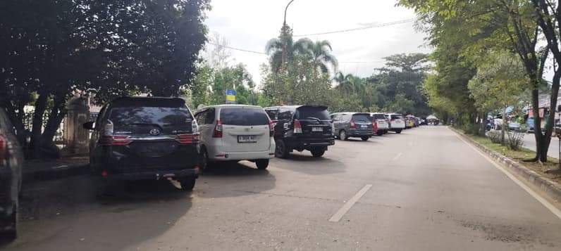 Kendaraan yang parkir di Jalan KH Fakhruddin (eks Jalan Anggi) Samarinda. (Foto: Tri/Pusaranmedia.com)