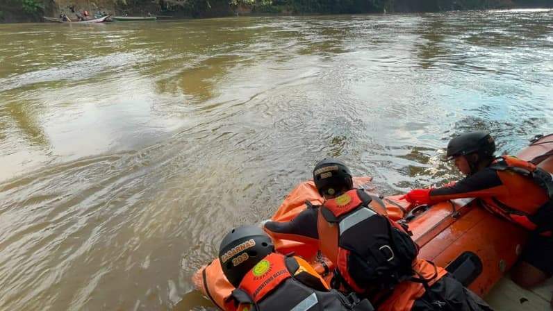 Pencarian korban tenggelam akhirnya ditemukan di aliran Sungai Melenyu 2, Kecamatan Muara Wahau, Kabupaten Kutai Timur. (Foto: Dok.Polres Kutim)