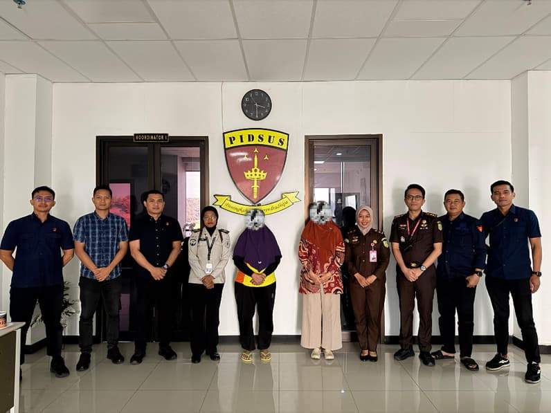 Polda Kaltim menyerahkan dua tersangka korupsi BLKI Balikpapan ke Kejati Kaltim, Kamis (26/8/2026). (Foto: Humas Polda Kaltim)