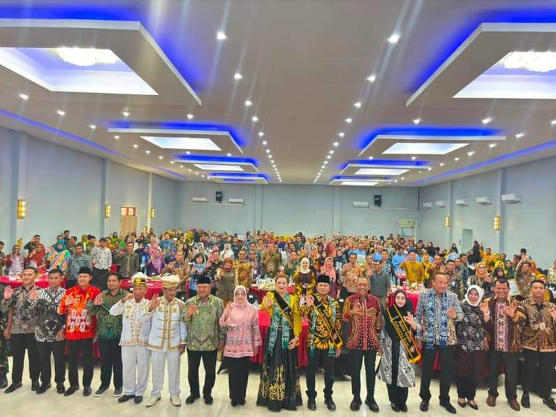 Gubernur Kalimantan Timur Rudy Mas’ud bersama Bupati Berau Sri Juniarsih Mas dan jajaran menghadiri puncak peringatan Hari Keluarga Nasional (Harganas) ke-33 tingkat Provinsi Kaltim di Kabupaten Berau. (Foto: Nur Hidayah/ pusaranmedia.com)
