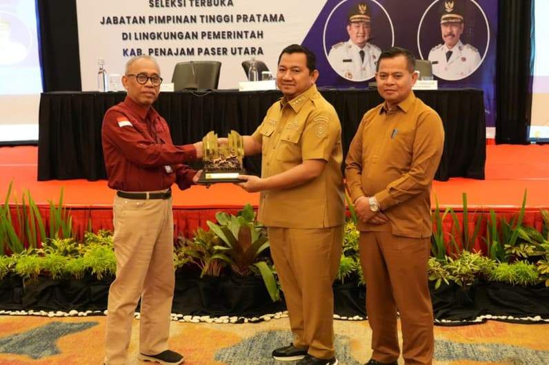 Bupati PPU, Mudyat Noor saat membuka tahapan uji kompetensi lelang terbuka lima jabatan eselon II di Balikpapan, Senin (10/8/2026). (Foto: Humas Setkab PPU).