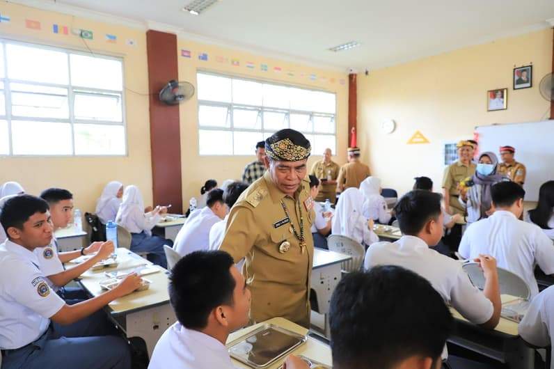 Gubernur Kaltara, Dr H Zainal A. Paliwang,SH., M.Hum meninjau pelaksanaan MBG di SMA Negeri 1 Tanjung Selor, Senin (1/9). (Foto: dkisp)