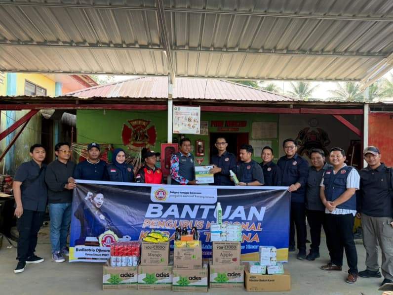 Pengurus Nasional Karang Taruna (PNKT) bersama Pengurus Provinsi Karang Taruna Kalimantan Timur menyerahkan bantuan kepada petugas dan relawan. (Foto: Karang Taruna)
