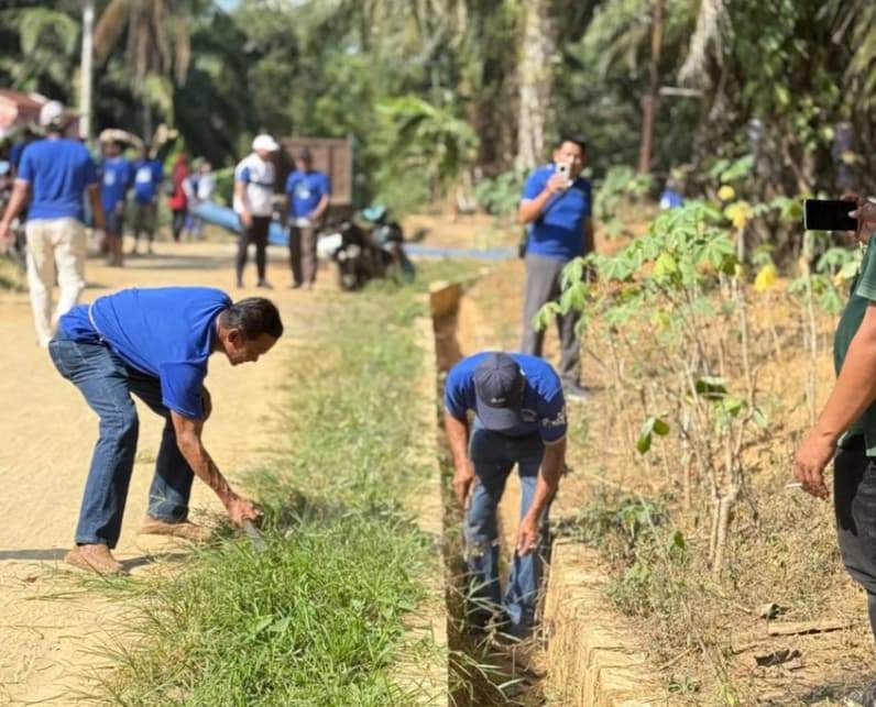 Saat DPC Demokrat Paser melaksanakan Gerakan Langit Biru di Desa Keresik Bura. (Foto : Luthfi/Pusaranmedia.com)