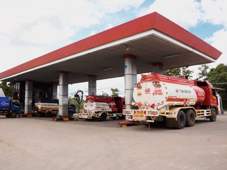 Mobil tangki mengisi BBM di Fuel Terminal Ketapang Kalbar. (Foto: PT Patra Logistik)