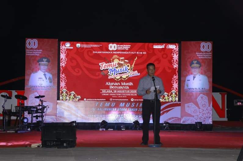 Asisten Bidang Pemerintahan dan Kesejahteraan Rakyat Setdaprov Kaltara, H. Datu Iqro Ramadhan, S.Sos., M.Si saat membuka acara Temu Musik se-Kalimantan Utara Tahun 2025 di Chinatown Tanjung Selor. (Foto: dkisp)
