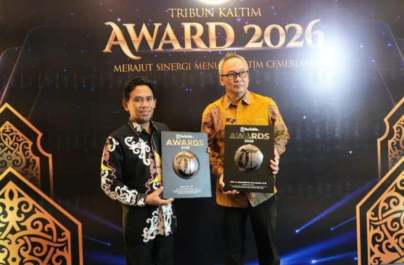 Ketua DPRD Kutim, Jimmi (foto kiri) dan Kadis Kominfo Kutim, Ronny Bonar (kanan) saat menerima penghargaan. (Foto: Dok Prokopim Kutim)