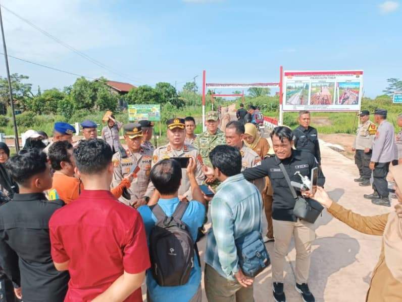 Kapolres Kutim, AKBP Fauzan Arianto saat diwawancarai wartawan. (Foto: Konsorsium Media Politika)