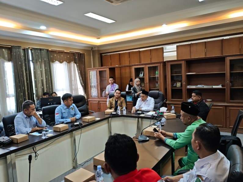 Rapat Dengar Pendapat (RDP) bersama pihak terkait untuk membahas persoalan pemenuhan tanggung jawab PT Ade Putra Tanrajeng (APT) terkait dugaan pencemaran Sungai Pleo di Kecamatan Tabang. (Foto: Aswin/Pusaranmedia.com)