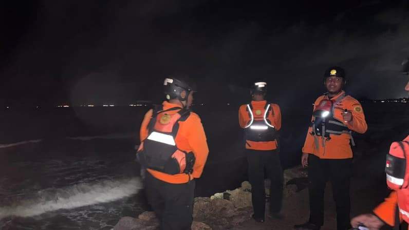 Basarnas Balikpapan melakukan pencarian terhadap satu nelayan yang hilang di Muara Manggar Jumat (17/7/2026). (Foto: Basarnas Balikpapan)