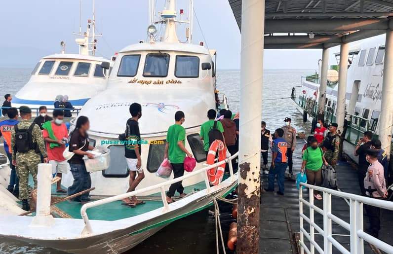 Para deportan yang tiba di Pelabuhan Internasional Tunon Taka Nunukan. (Foto: Diansyah/Pusaranmedia.com)