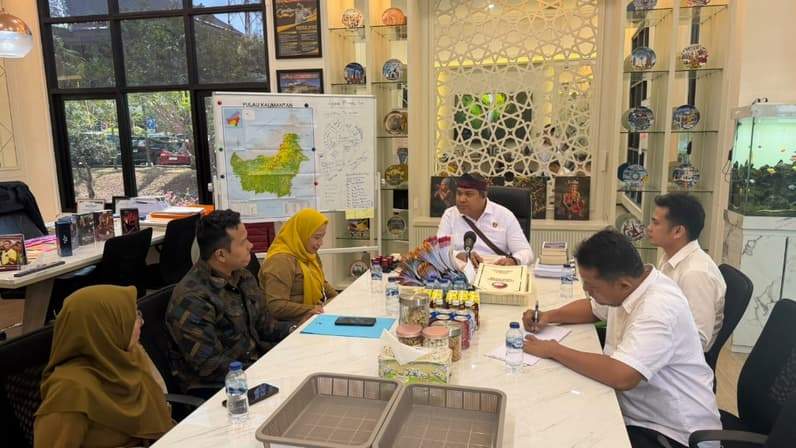 Dirresnarkoba Polda Kaltim, Kombes Pol Romylus Tamtelahitu memeriksa kepala dinas yang didampingi pejabat Pemerintah Kota Balikpapan di Polda Kaltim, Senin (14/9/2026). (Foto: Ditresnarkoba Polda Kaltim)