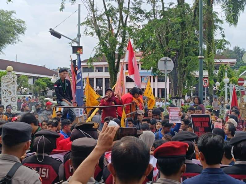 Massa aksi unjuk rasa di Gedung DPRD Balikpapan, Senin (15/6/2026). (Foto: Achmad Fadillah/Pusaranmedia.com)