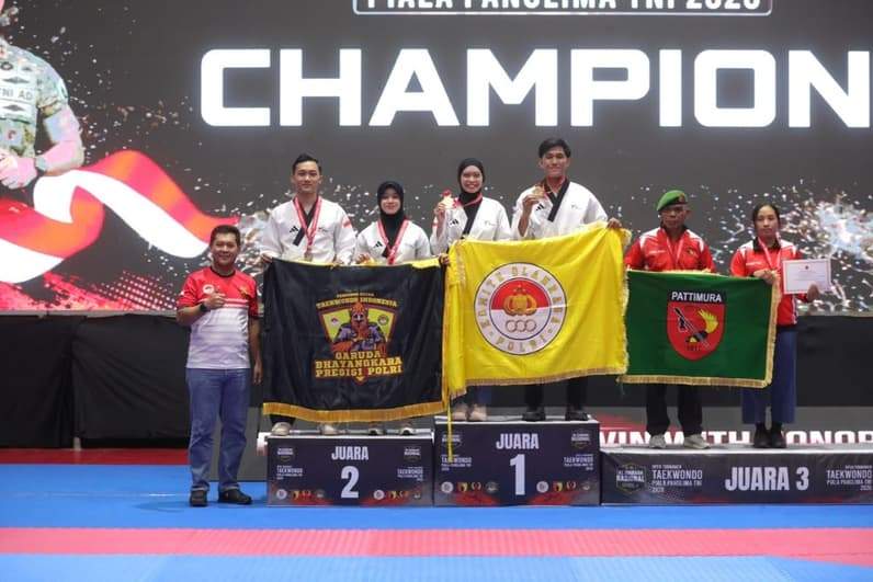 Terlihat Bripda Gabriel Simorangkir (tengah foto kanan) saat berpose atas keberhasilan meraih dua emas di Panglima TNI Cup 2026. (Foto: Dok.Polres Kutim)