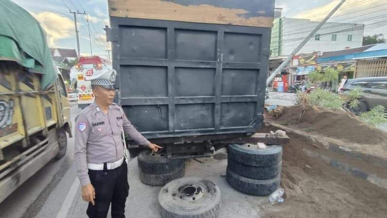 Satlantas Polres Kutim saat melakukan penyelidikan Dump Truck Ambruk Saat Diperbaiki. (Foto: Dok Polres Kutim)
