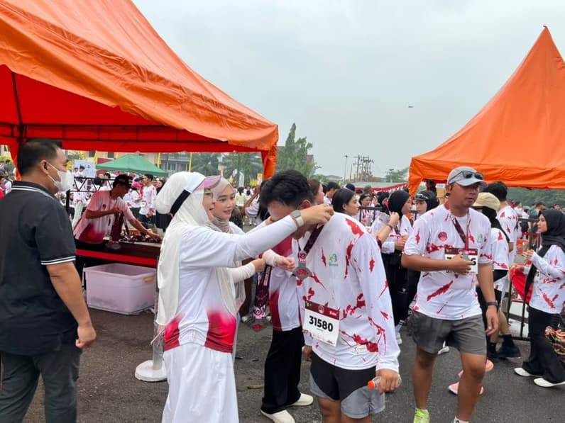 Bupati Berau memberikan medali kepada peserta Bupati Berau Independence Runs (BBIR) 2026. (Foto: Nur Hidayah/ pusaranmedia.com)