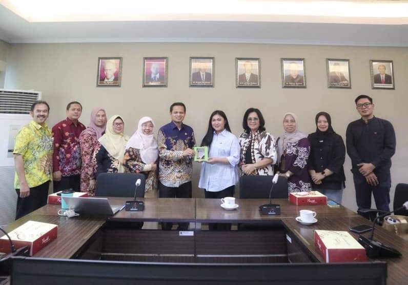Momen foto bersama dalam kunjungan kerja DPRD Kaltara ke RSUD dr. Kanujoso Djatiwibowo. (Foto: Istimewa)