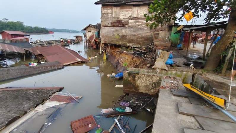 Kondisi rumah warga yang terdampak pergeseran tanah di desa jembayan (Foto: Warga Jembayan)