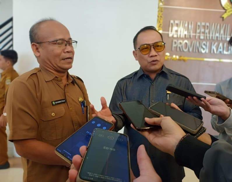 Anggota DPRD Kaltim, Sarkowi V Zahry. (Kanan). (Foto: Herdi/Pusaranmedia.com).