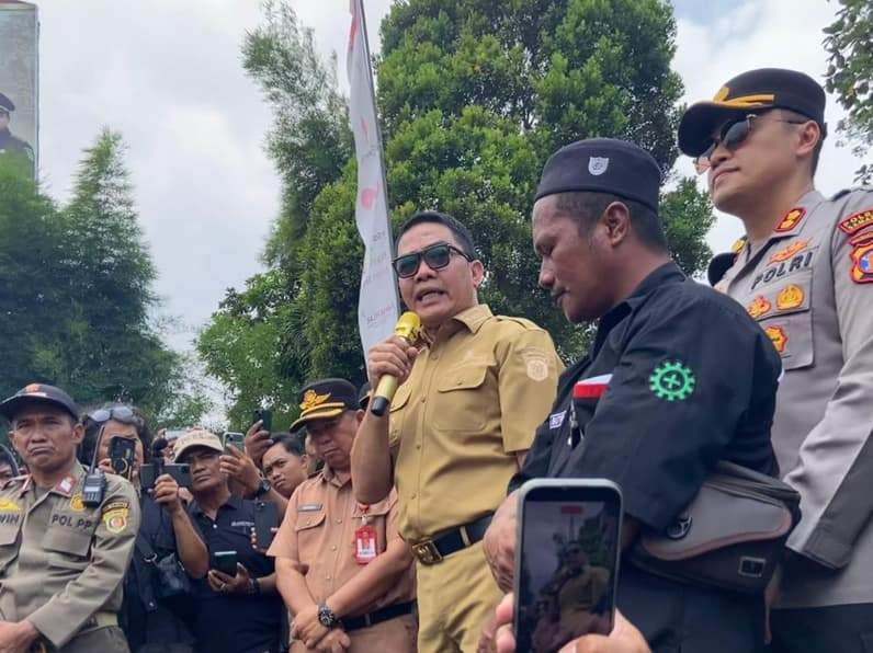 Wali Kota Samarinda, Andi Harun saat menemui para sopir dalam aksi penolakan rencana kebijakan nomor antrean pembelian biosolar, Senin (24/8/2026). (Foto: Tri/Pusaranmedia.com)