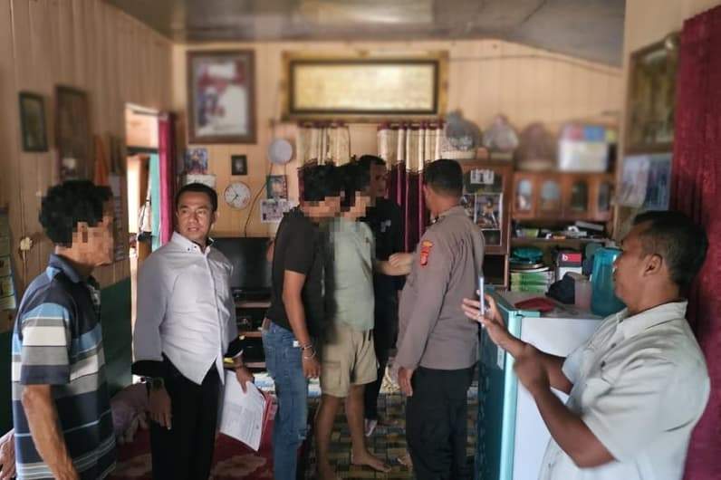 Saat penggrebekan pelaku pencurian kabel A3CS milik PT PLN di Desa Batu Kajang, Kecamatan Batu Sopang. (Foto: Dok Polsek Batu Sopang)