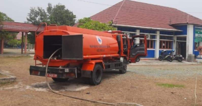 BPBD PPU salurkan bantuan air bersih ke sekolah dan rumah ibadah yang mengalami krisis air bersih. (Foto: Pusdalops BPBD PPU).