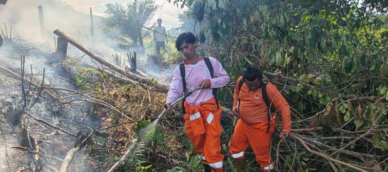 Petugas BPBD Nunukan sedang memadamkan kobaran api di lahan masyarakat seputaran Kecamatan Nunukan Selatan (Foto: BPBD Nunukan)