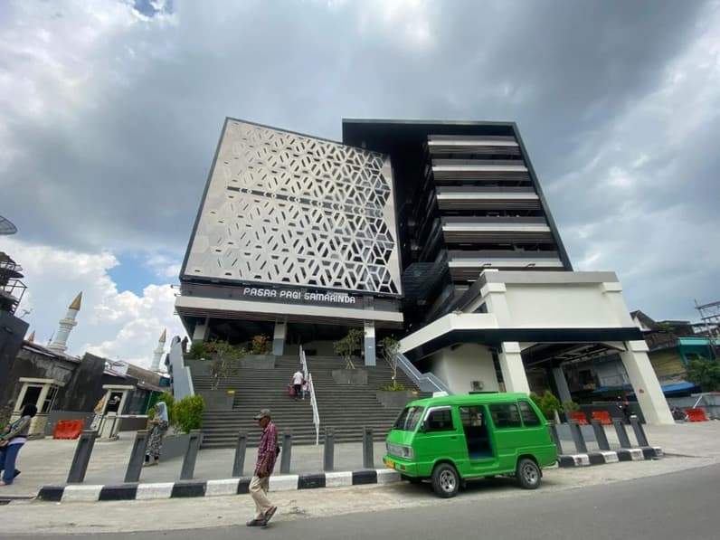 Gedung Pasar Pagi Samarinda dari sisi Jalan Jendral Sudirman. (Foto: Tri/Pusaranmedia.com)