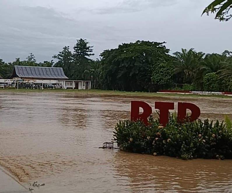 Banjir yang merendam areal Kantor Desa Aji Kuning, Kecamatan Sebatik Tengah (Foto: Camat Sebatik Tengah)