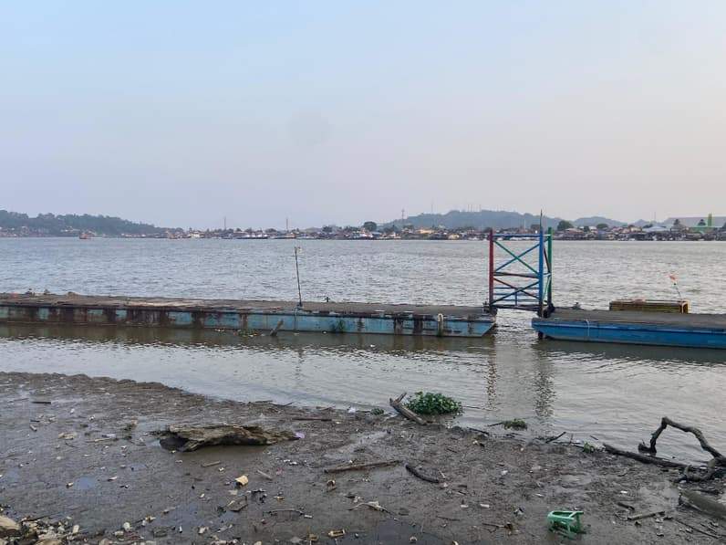 Ilustrasi sungai Mahakam yang surut di musim kemarau 2026. (Foto: Tri/Pusaranmedia.com)