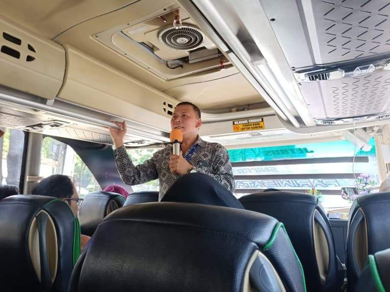 Pemandu wisata, Iwan menyampaikan cerita sejarah dan perkembangan Kota Surabaya kepada rombongan wartawan Balikpapan saat perjalanan Capacity Building yang digelar BI Balikpapan, Rabu (20/5/2026). (Foto: Achmad Fadillah/Pusaranmedia.com)