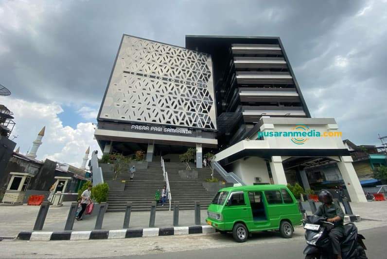 Gedung Pasar Pagi Samarinda dari sisi Jalan Jenderal Sudirman. (Foto: Tri/Pusaranmedia.com)