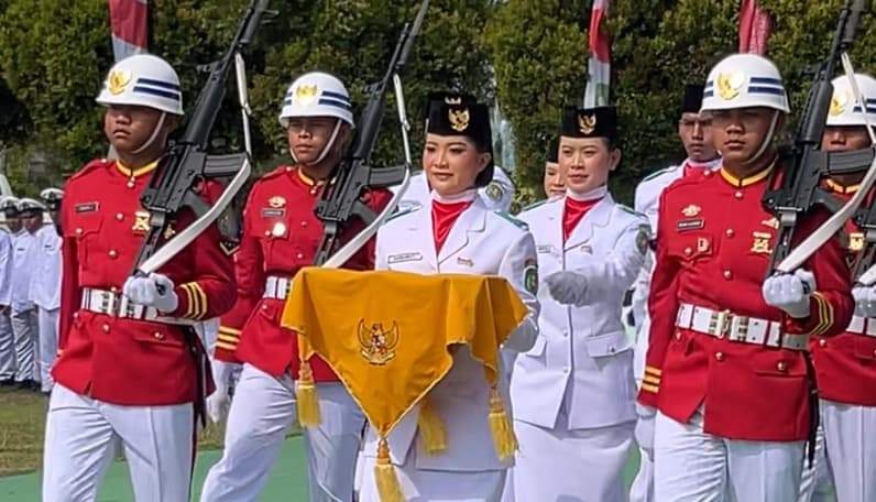 Harnawati siswi SMK 1 Kombeng usia 17 tahun (tengah) saat pembawa baki bendera merah putih di halaman kantor Bupati Kutim. (Foto: Siswandi/Pusaranmedia.com)