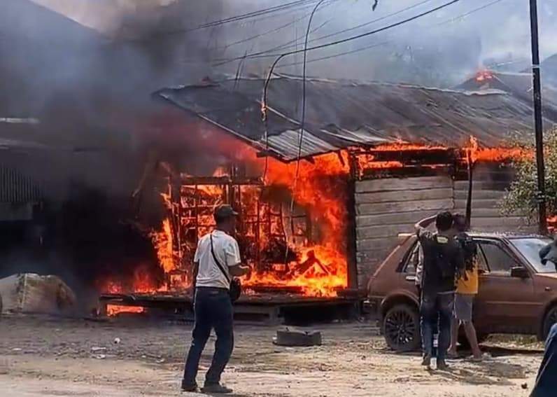 Musibah kebakaran terjadi di kawasan KM 38, RT 17, Kelurahan Sungai Seluang, Kecamatan Samboja, Kabupaten Kutai Kartanegara (Foto: Damkar Kukar)