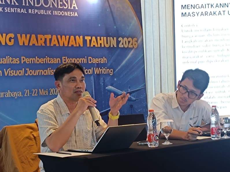 Praktisi media nasional, Muhammad Fajar Marta (kiri) saat menyampaikan materi dalam capacity building di Hotel Platinum, Kamis (21/5/2026). (Foto: Achmad Fadillah/Pusaranmedia.com)