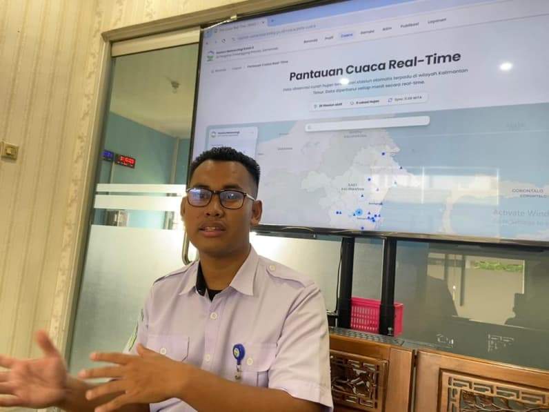 Prakirawan Cuaca BMKG Samarinda, Gilang Arya saat ditemui di kantornya, Selasa (29/9/2026). (Foto: Tri/Pusaranmedia.com)