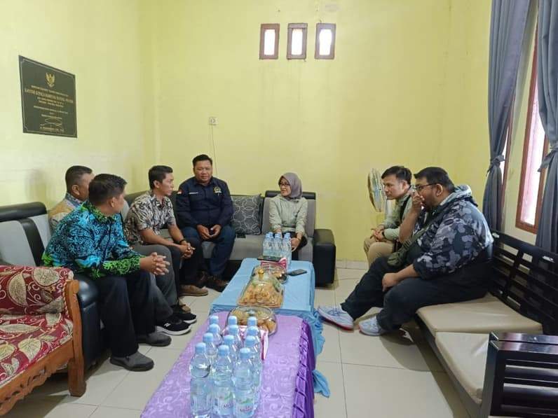 BAKTI Komdigi mengunjungi Kantor Kampung Payung-Payung, Kamis (11/6/2026). (Foto: Achmad Fadillah/Pusaranmedia.com)