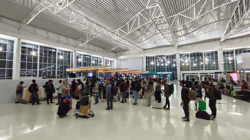 Penumpang melakukan proses refund atau pengembalian dana kepada pelanggan di loket tiket Bandara Internasional SAMS Sepinggan Balikpapan, Minggu (26/9/2026). (Foto: Otban Wilayah VII)