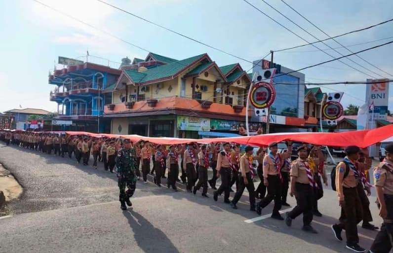 Pembentangan Bendera Merah Putih sepanjang 81 meter di Pulau Sebatik (Foto: Prokopim Nunukan)