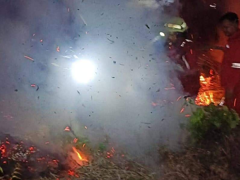 Petugas memadamkan kobaran api di kawasan jembatan tol KM 31 Kecamatan Samboja, Kabupaten Kukar, Sabtu (22/8/2026). (Foto: Pemadam Samboja)