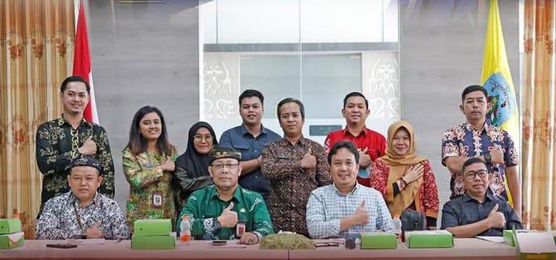 Momen foto bersama usai rapat finalisasi Ranperda Penghargaan Daerah (Foto : Istimewa)