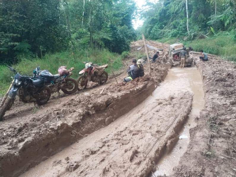 Warga yang harus berjibaku dengan kondisi jalan yang rusak parah dan berlumpur sepanjang ruas penghubung Desa Long Bawan ke Kecamatan Krayan Selatan (Foto: Oktavianus Ramli)