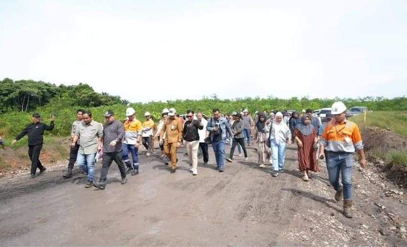 Akhmed Reza Fachlevi saat mengunjungi lokasi longsor di Desa Batuah Kukar. (Foto: Herdi/Pusaranmedia.com)