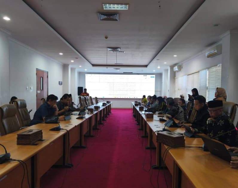 Rapat Rancangan Peraturan Daerah (Raperda) tentang Pemberian Insentif bagi Pendidik dan Tenaga Kependidikan Sekolah Swasta serta Pendidik Non-ASN di Sekolah Negeri. (Foto: Lutfi Aziz/Pusaranmedia.com)