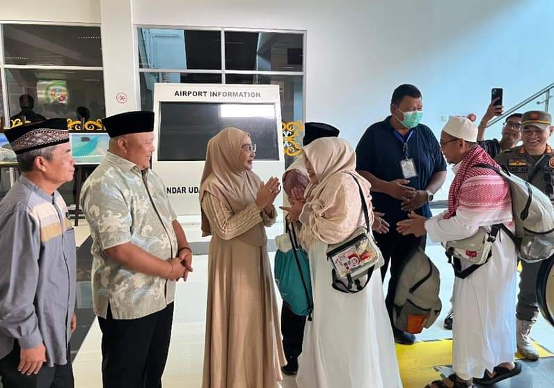 Bupati berau dan wakil Bupati Berau sambut kedatangan jemaah haji yang tiba di Bandara Kalimarau Kabupaten Berau. (Foto: Nur Hidayah/ pusaranmedia.com)